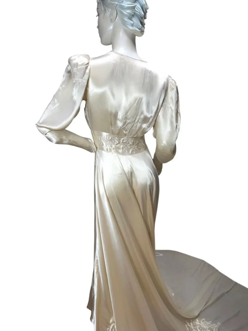 1930s Art Deco liquid satin wedding gown with trapunto embroidery and cathedral - Picture 7 of 16